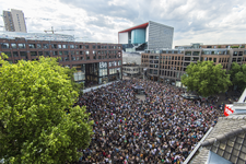 910673 Overzicht van het Vredenburgplein tijdens het verrassingsconcert van de Utrechtse band Kensington te Utrecht, ...